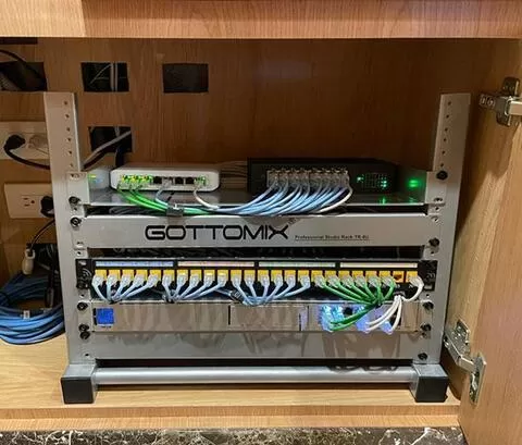 19吋 8U桌面開放式機架(銀色) 19吋 8U桌面開放式機架(銀色)